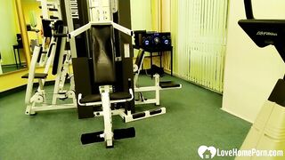 Older at the gym fucks the instructor