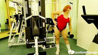 Older at the gym fucks the instructor