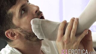 Luscious Bunny Love penetrated after foot fetish