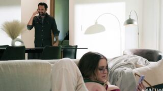 Huge boobs girl play herself at airbnb