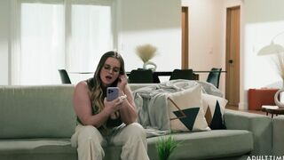 Huge boobs girl play herself at airbnb