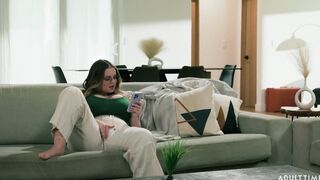 Huge boobs girl play herself at airbnb