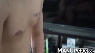 Hot and steamy makeout session from muscular hunks