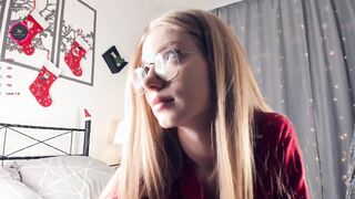 sofi mora playing on live webcam