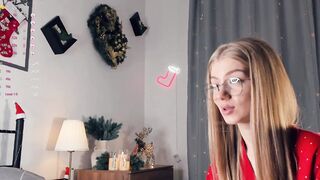 sofi mora playing on live webcam