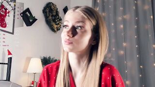 sofi mora playing on live webcam