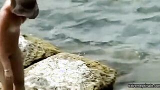 watching my stepdaughter peeing on the beach