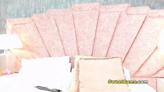 Horny Latina babe gently rubs her wet pussy