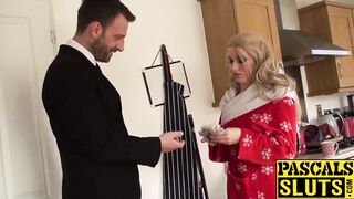 Beautiful blonde chick Jasmine gets her pussy streched wide