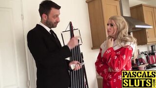 Beautiful blonde chick Jasmine gets her pussy streched wide
