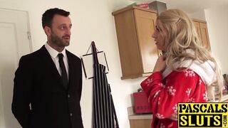 Beautiful blonde chick Jasmine gets her pussy streched wide