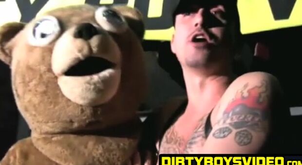 Costumed homosexual receives blowjob from deviant