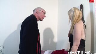 goddess beauty sucking an mature dude's penis