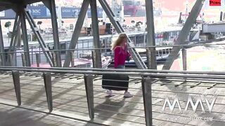 Pierced Bombshell getting mouth cumfilled