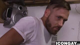 Hunk Logan Moore fucks Alex Gustavo in several positions