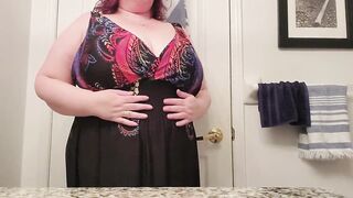 Pretty Cougar strip tease