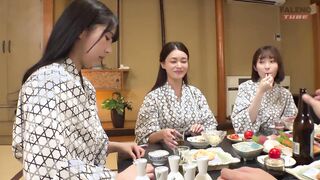 Four female bosses and a man I stayed at a hot spring inn on a business trip 1of5