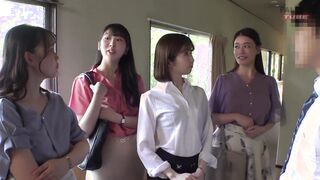 Four female bosses and a man I stayed at a hot spring inn on a business trip 1of5