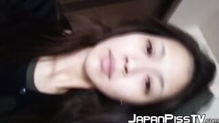 Gorgeous Japanese films her pissing time at home