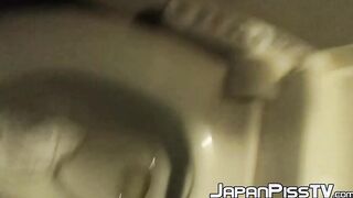 Gorgeous Japanese films her pissing time at home