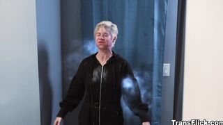 Trandroids Khloe Kay fucks Leana Lovings dripping pussy