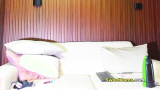 Latina babe masturbates hard until she squirts