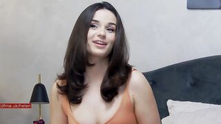 Hot brunette streamer No-fee live show