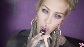 Anuskatzz wants extreme anal insertion to squirt