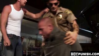Policeman and another stud severely beat up the gay suspect