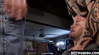 Policeman and another stud severely beat up the gay suspect