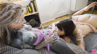 Anuskatzz loves to make her girlfriends ass gape