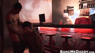 Smooth body twink blows fat daddy cock and takes it bareback