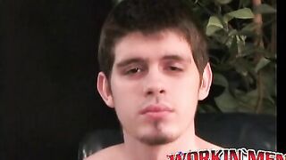 Amateur stud strips down and masturbates while watching porn