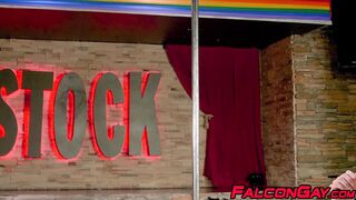 Muscular Skyy Knox anal fucks with stripper Ethan Chase
