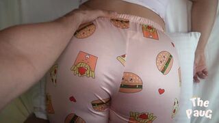Stepmom comes into my room to spotless it and asks me to massage her large ass - sexo