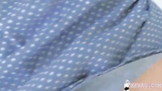 Sex im Auto mit einer blonden Frau mit einem groben Arsch