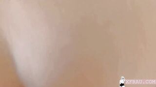 Sex im Auto mit einer blonden Frau mit einem groben Arsch