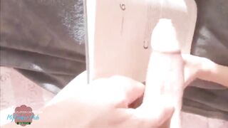 Die vollbusige Blondine sagt ihrer Mutter, dass sie ein Buch