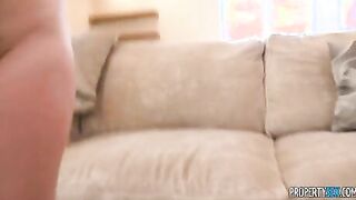 Hot realtor offers an extra incentive