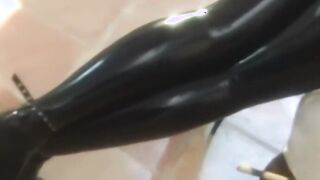 Anastasia Pierce played anal with traditional latex fingers