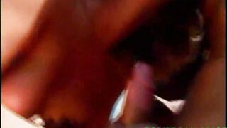 JOUIKEMON ET MYSBOXMOUTH à une grosse bite coincé dans la chatte et dans le cul d'une