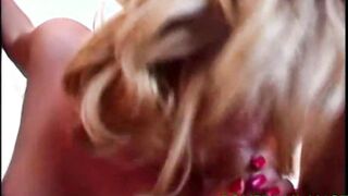 JOUIKEMON ET MYSBOXMOUTH à une grosse bite coincé dans la chatte et dans le cul d'une