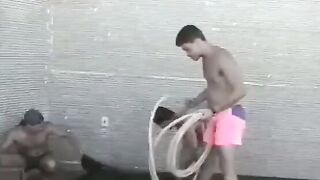 Morena gostosa no gangbang