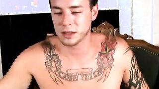 Amateur homo with sweet tattoos masturbates his big dick