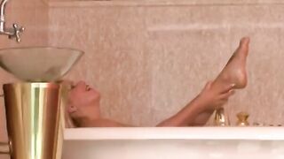 Loira gostosa no gangbang