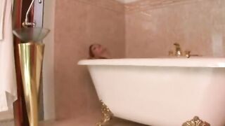 Loira gostosa no gangbang