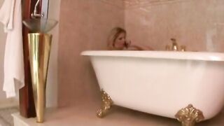Loira gostosa no gangbang