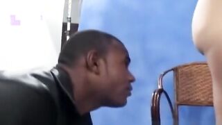 Loirinha linda e gostosa fudendo com dois