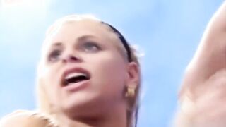 Loirinha linda e gostosa fudendo com dois