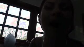 Morena rabuda linda e gostosa gemendo e gozando dando a bucetinha e o cusinho bem gos